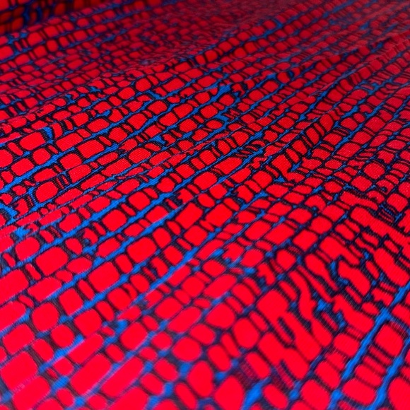 🍁 Lularoe “Azure” skirt red/blue pattern black outline M - Picture 5 of 7